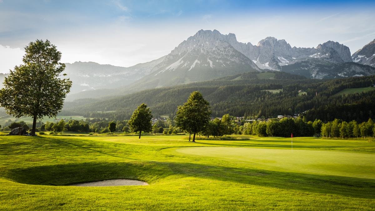 Die Golfplatzdichte in der näheren Umgebung ist an sich schon außergewöhnlich. Der Golfclub Wilder Kaiser mit seiner 27-Loch-Anlage bietet drei verschiedene Kurse., © Tirol Werbung / Peter Sandbichler