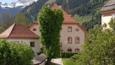 Potschlössl Sommer Kirchplatz