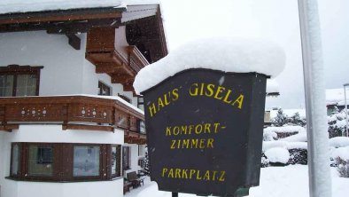winter-vorderansicht-haus-gisela-mayrhofen-zillert
