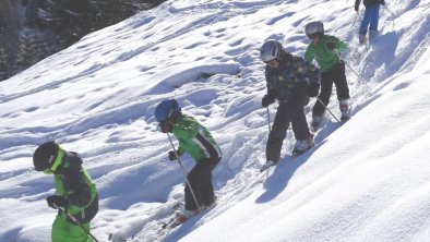 Kinder_Hof_skifahren_c_Christine