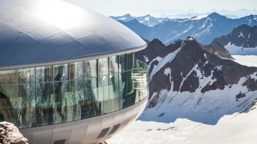 Blick auf die Bergstation der Wildspitzbahn und des Café 3.440, © Pitztaler Gletscherbahnen