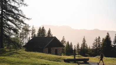Wanderer mit Brunnen und Hütte Holzalm Brixlegg So, © Alpbachtal Tourismus