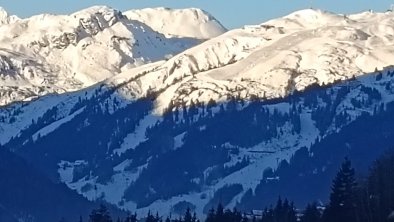 Sonnenaufgang im Skigebiet
