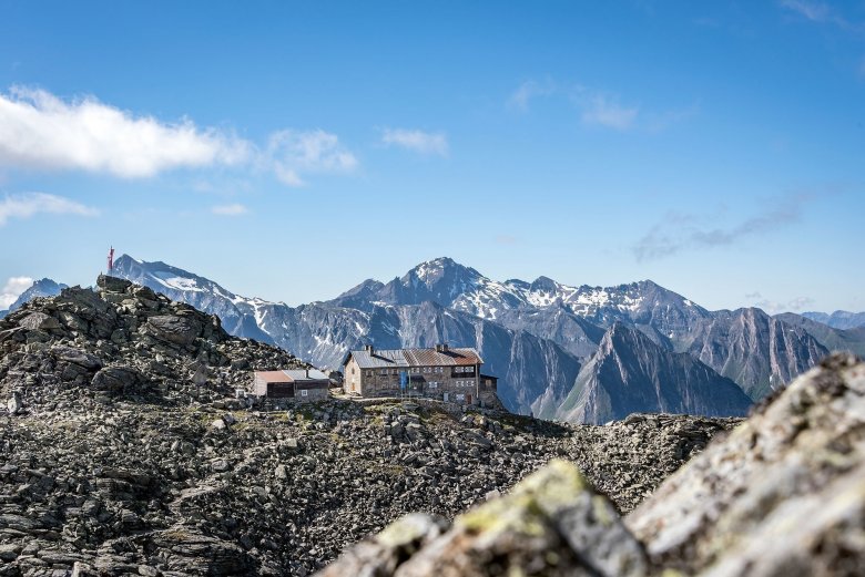 Grenzerfahrung: Die Grenze zwischen Tirol und Südtirol verläuft mitten durch den Gastraum der Landshuter Europahütte.