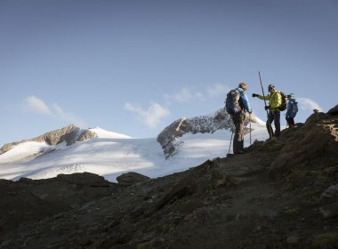 Links hinter der schneebedeckten Spitze liegt unser Ziel: Der Gipfel des Großvenedigers.