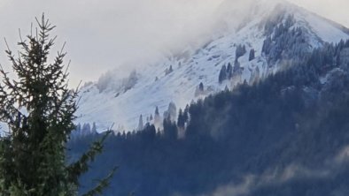 Wanderwege in verschneiten Bergen