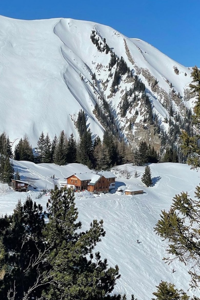 Ankommen: Nur Ge&uuml;bte k&ouml;nnen direkt zur abgelegenen Almh&uuml;tte fahren, denn der Weg zum Kaiserschmarrn f&uuml;hrt &uuml;ber eine 1,7 Kilometer lange Skiroute (12). Um zur Abfahrt zu kommen, nimmt man die den Sessellift L6, folgt der Grubigstein Piste 5, bis die schmale Skiroute &ndash; gut markiert &ndash;links abzweigt., © Tirol Werbung - Holger Gassler