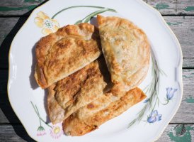             Das Wichtigste beim Zillertaler Krapfen ist seit jeher die Verwendung von Butterschmalz! Nur so geraten die Teigtaschen goldbraun, knusprig – und von feinstem Geschmack.