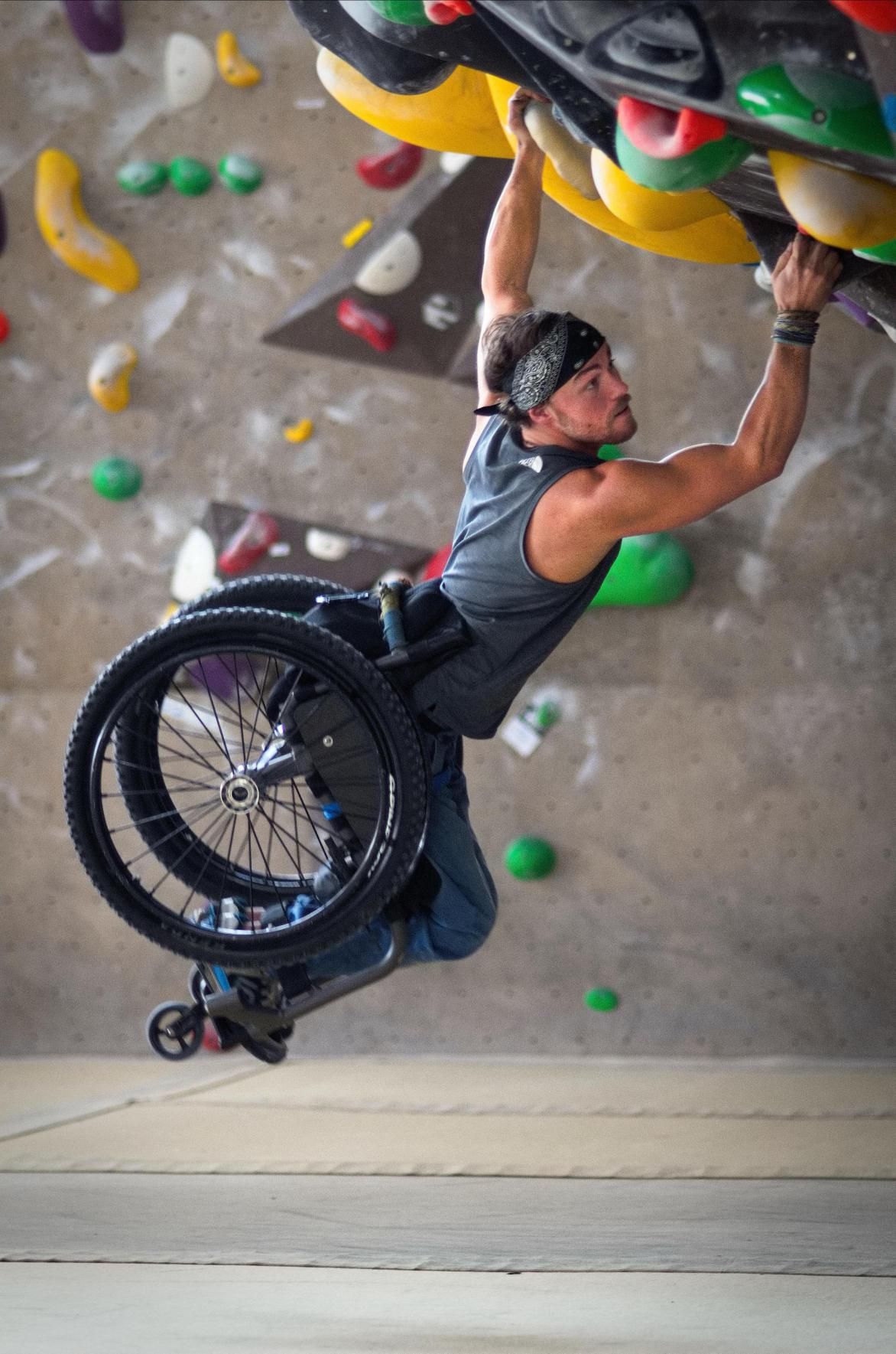 Angelino Zeller beim Bouldern in der Boulderhalle im Rollstuhl