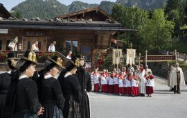 Prozession in Alpbach vor der Postalm, © Tirol Werbung - Frank Bauer