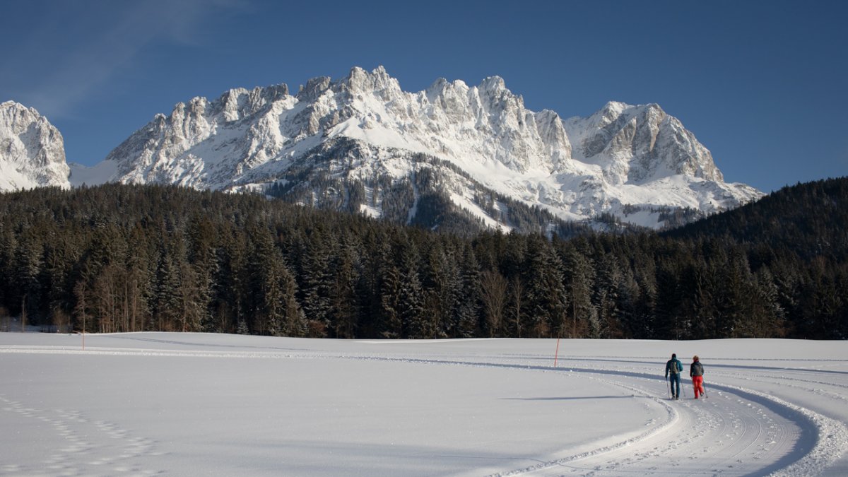 Winterwandern vor der Kulisse des Wilden Kaisers, © Tirol Werbung / Frank Stolle