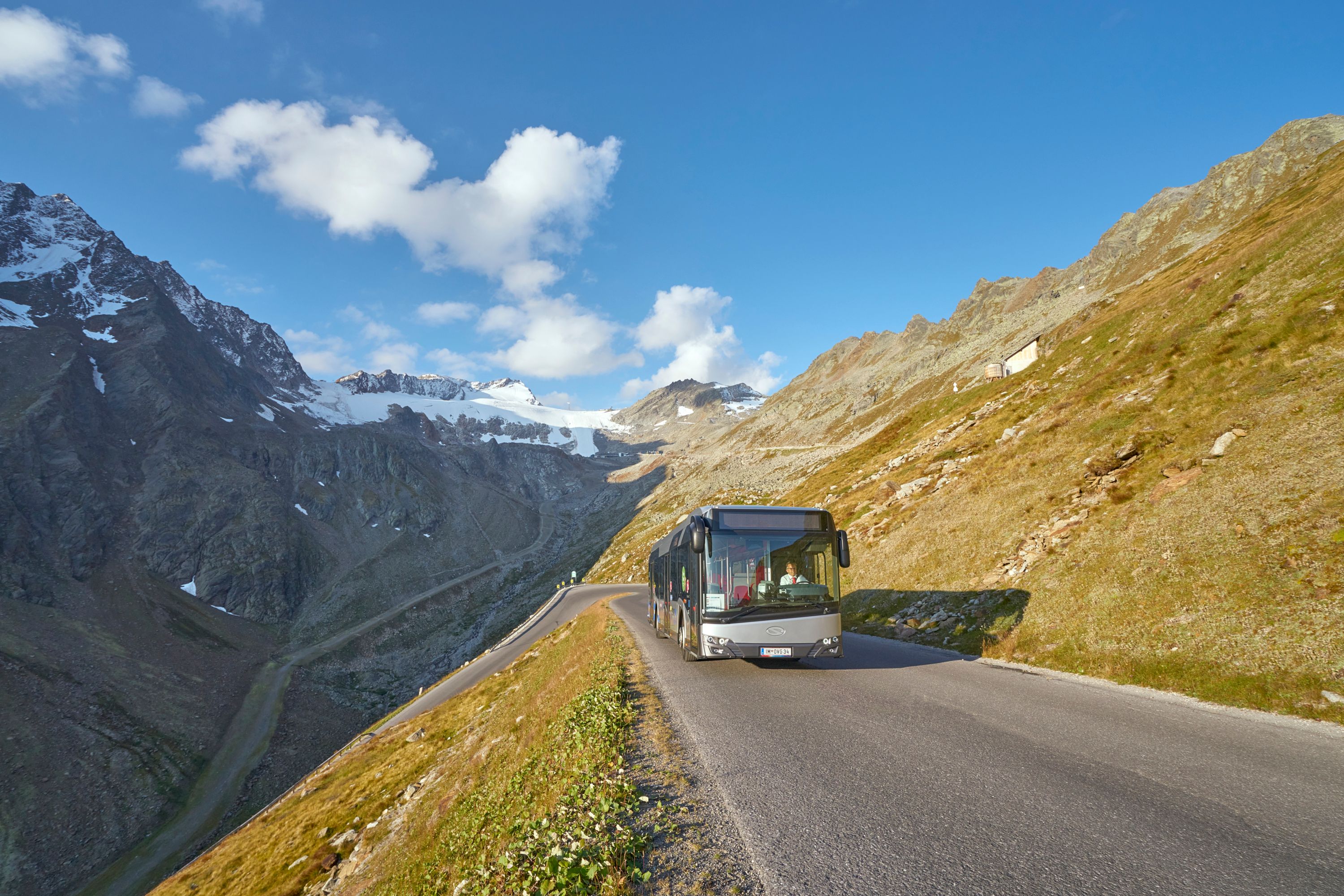 Bus im Hochgebirge aus der Ötztaler Gletscherstraße