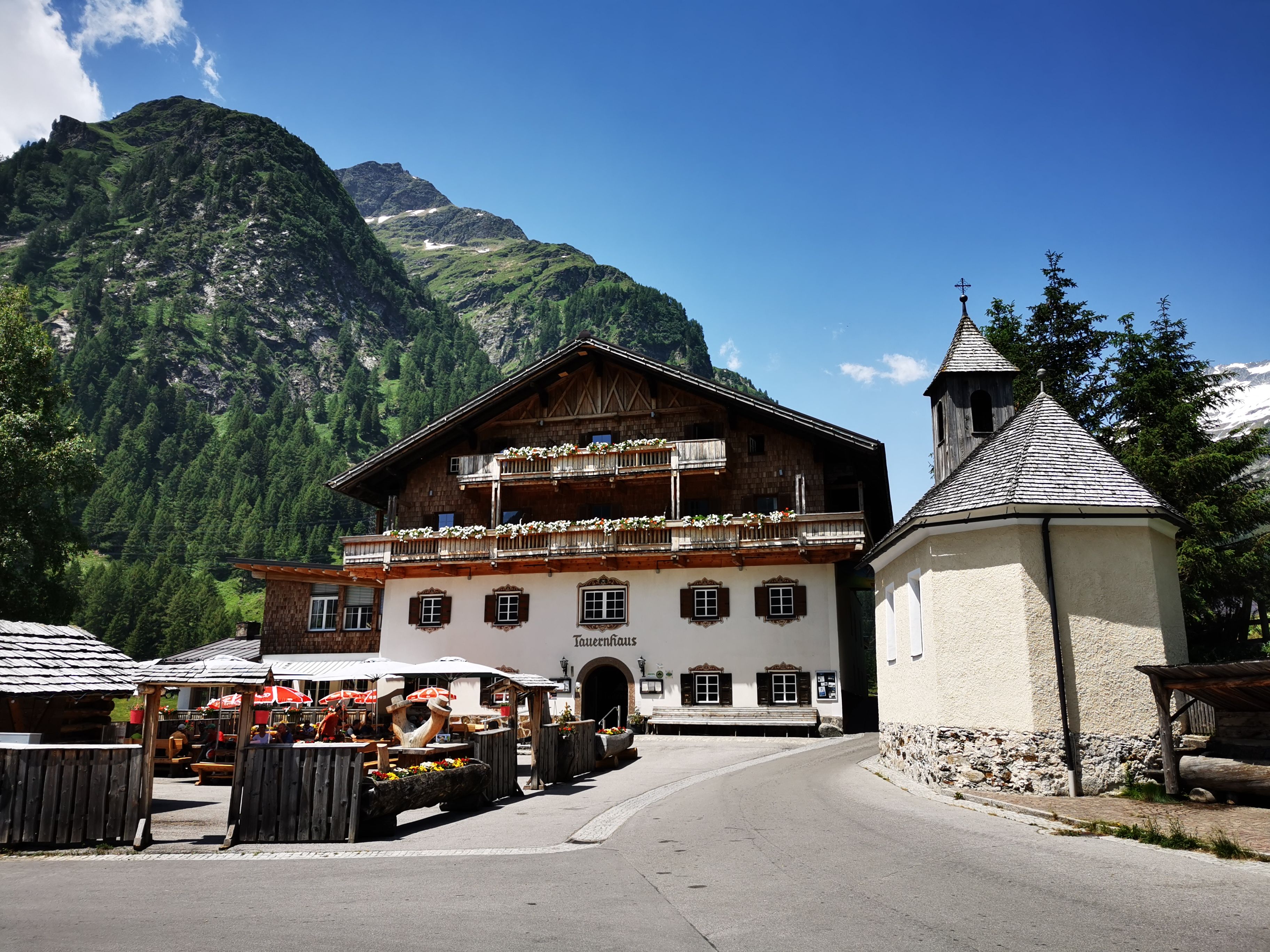 Matreier Tauernhaus mit Kapelle in Osttirol