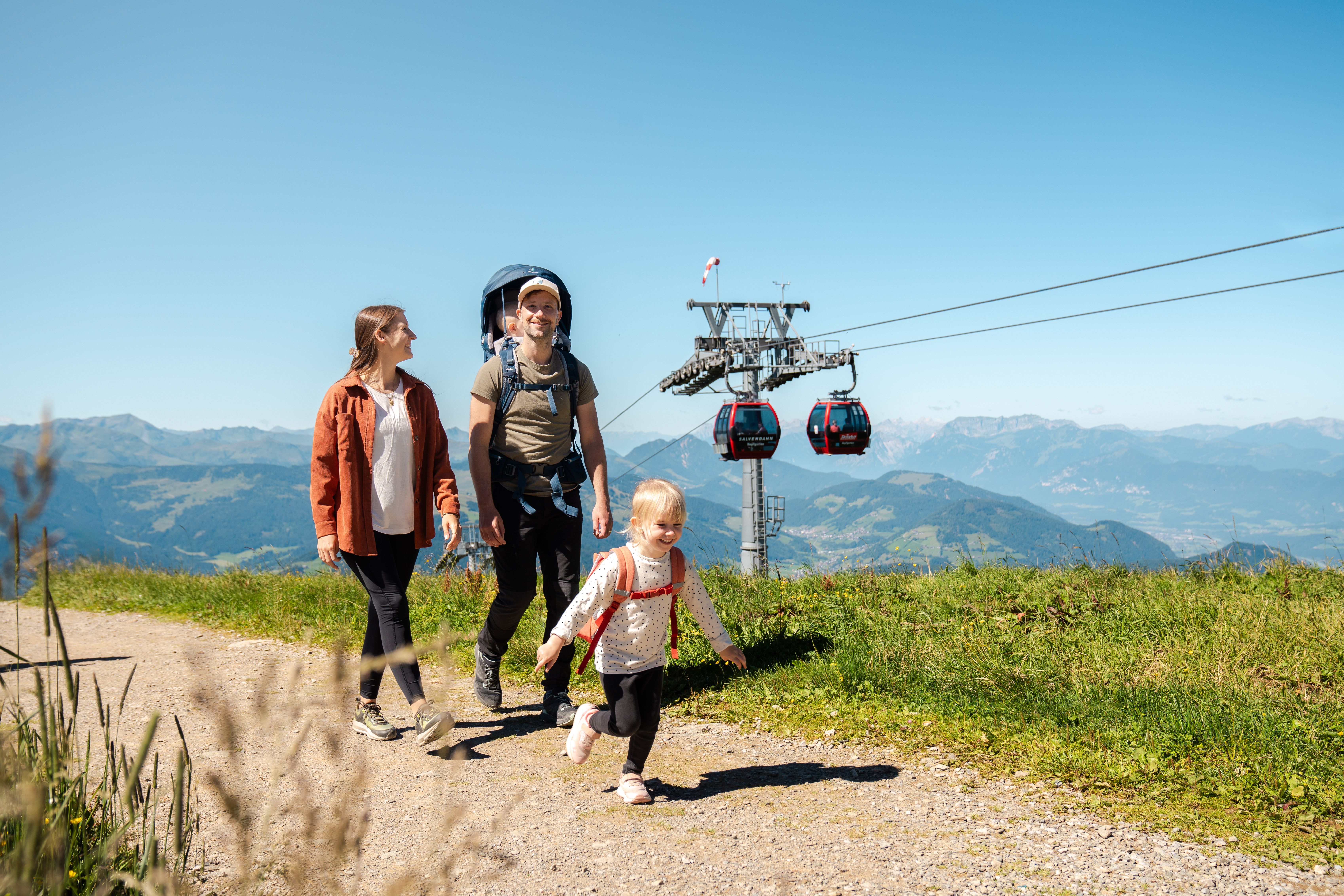 Familie bei der Bergbahn Hohe Salve