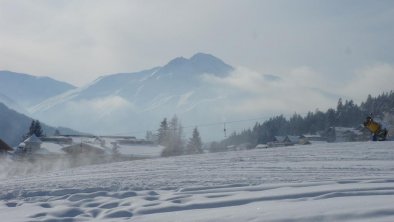 Geigenbühel mit Neuschnee grenzt an Garten Frenes