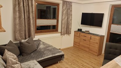 Wohnzimmer mit Sofa und  Flat Tv