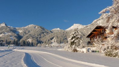 Skigebiet Hahnenkamm und Loipe vor dem Haus.