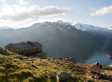 Die Olperer Hütte über dem Schlegeisspeicher.