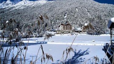 Blick vom See auf das Hotel Linserhof