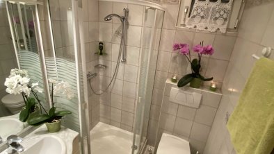 Ein Dusche WC extra mit Handtücher sowie Badetücher Föhn vorhanden, © im-web.de/ DS Destination Solutions GmbH (tis2)