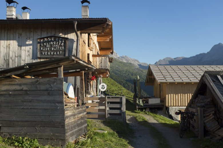 Insgesamt werden pro Sommer auf Au&szlig;ermelang 100.000 Kilo (Liter) Milch zu K&auml;se verarbeitet und ca. 1.200 Kilogramm Butter erzeugt.