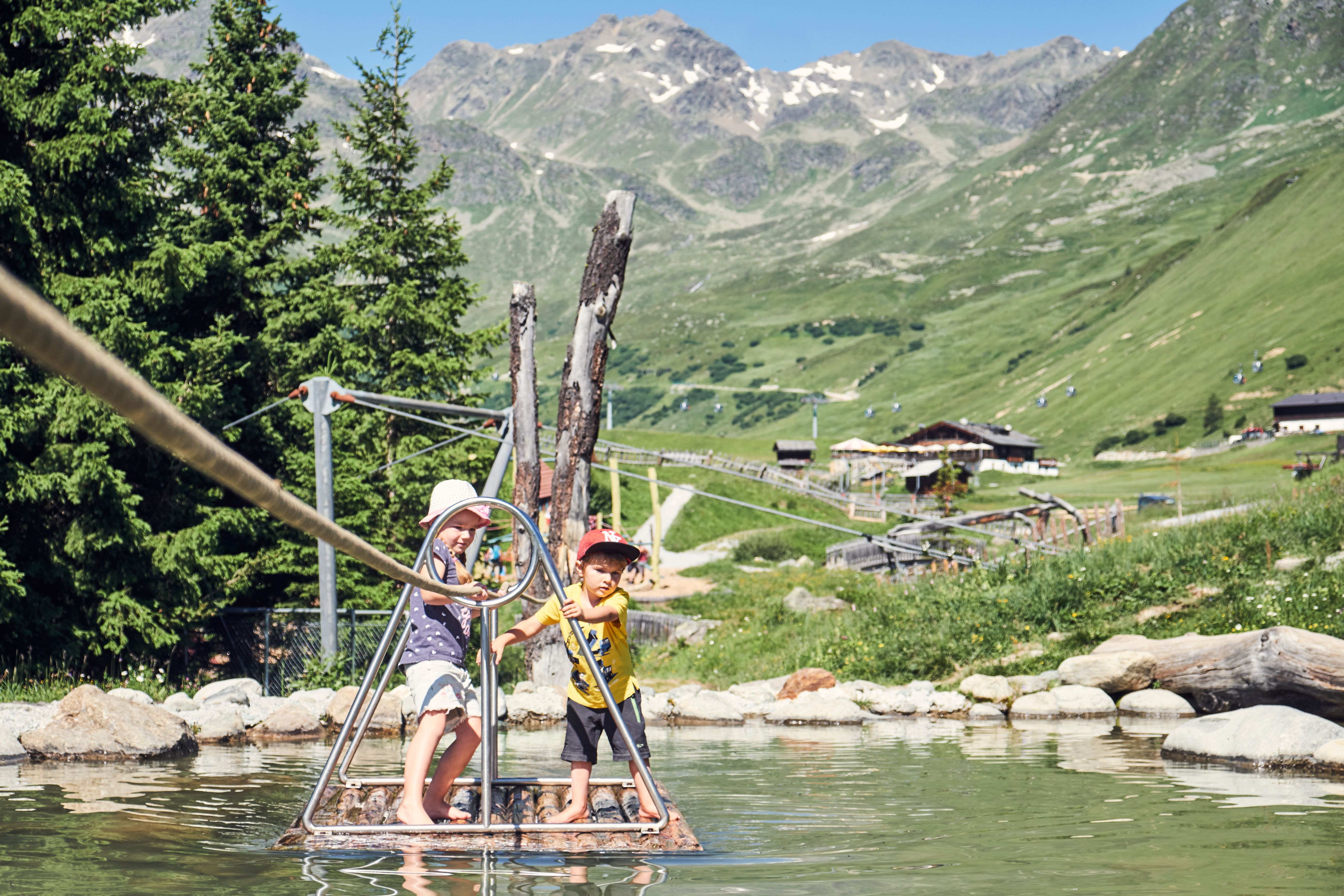 Murmliwasser Serfaus, Holzfloß auf Bergsee