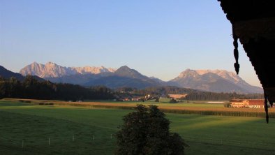 Ausblick Sommer Leindlhof auf Kaisergebirge