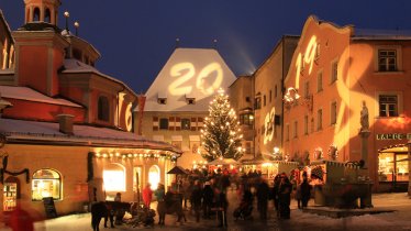 Jeden Tag eine Zahl: In der Vorweihnachtszeit erstrahlt die Haller Altstadt in Form eines riesigen Adventskalenders, © Haller Advent