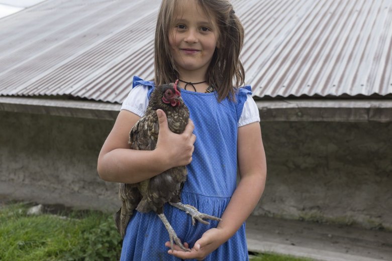 Auch ein Huhn gibt zu tun: Almkind Tamia k&uuml;mmert sich am liebsten um die Tiere.