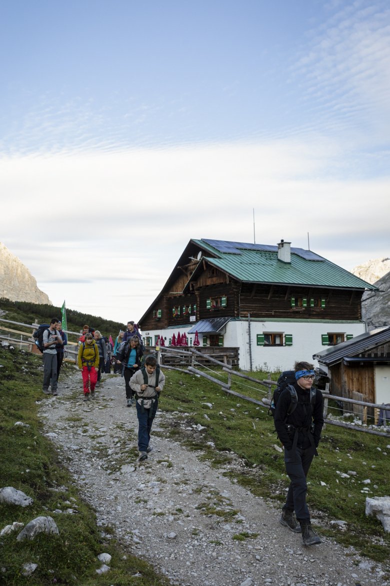 &bdquo;Im Fr&uuml;htau zu Berge &hellip;&ldquo; ist nicht jedermanns Lieblingslied. Aber die Teilnehmer der Bergfreizeit hatten kein Problem mit dem fr&uuml;hen Aufstehen &ndash; hier verlassen sie die Pfeish&uuml;tte auf dem Weg zum Stempeljoch.