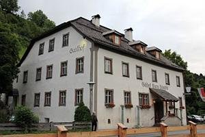 Gasthaus Burg Heimfels im Sommer