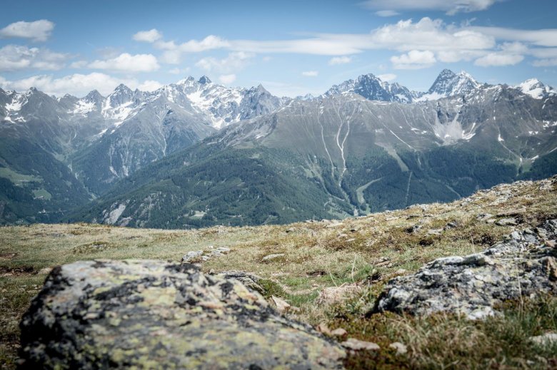 Vor der Abfahrt genießen wir die Aussicht am Schönjoch.