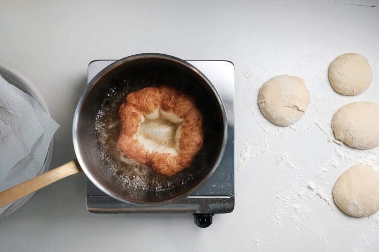 Das Butterschmalz beim Backen nicht zu heiß werden lassen, dann ein Kiachl nach dem anderen ausbacken.
