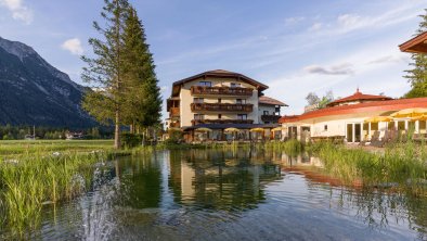 Hotel_Karwendel_Ostbach_18_Leutasch_Naturteich_Hau