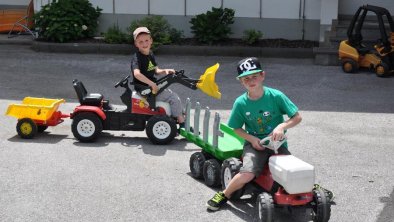 Kinder spielen mit Traktor