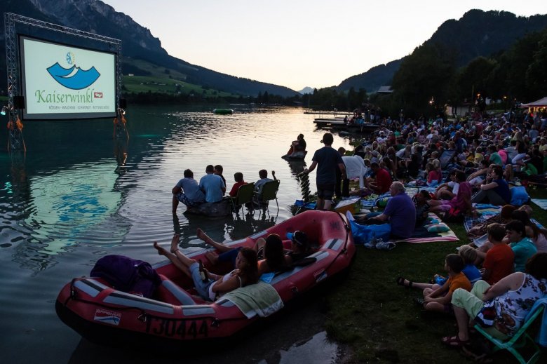 Kinonächte direkt am Walchsee mit Blick aufs Kaisergebirge: „Kino am See“ in Walchsee. Foto: TVB Kaiserwinkl