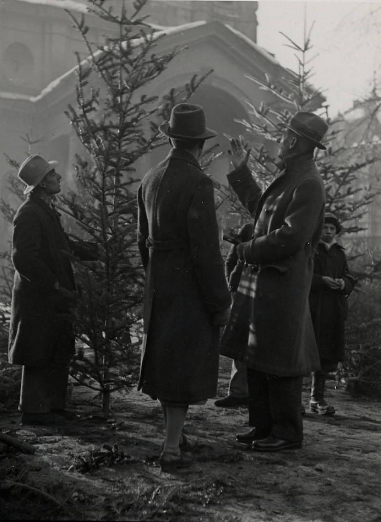 Christbaummarkt vor der Johanneskirche in Innsbruck, 1936/1937., © Stadtarchiv Innsbruck