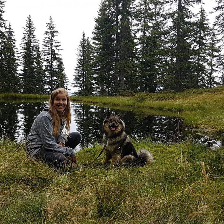 Mit ihrem Hund Jamie drau&szlig;en in der Natur zu sein, ist f&uuml;r Anna das Sch&ouml;nste.