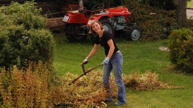 Verena bei der Gartenarbeit, © A.Hilpolt