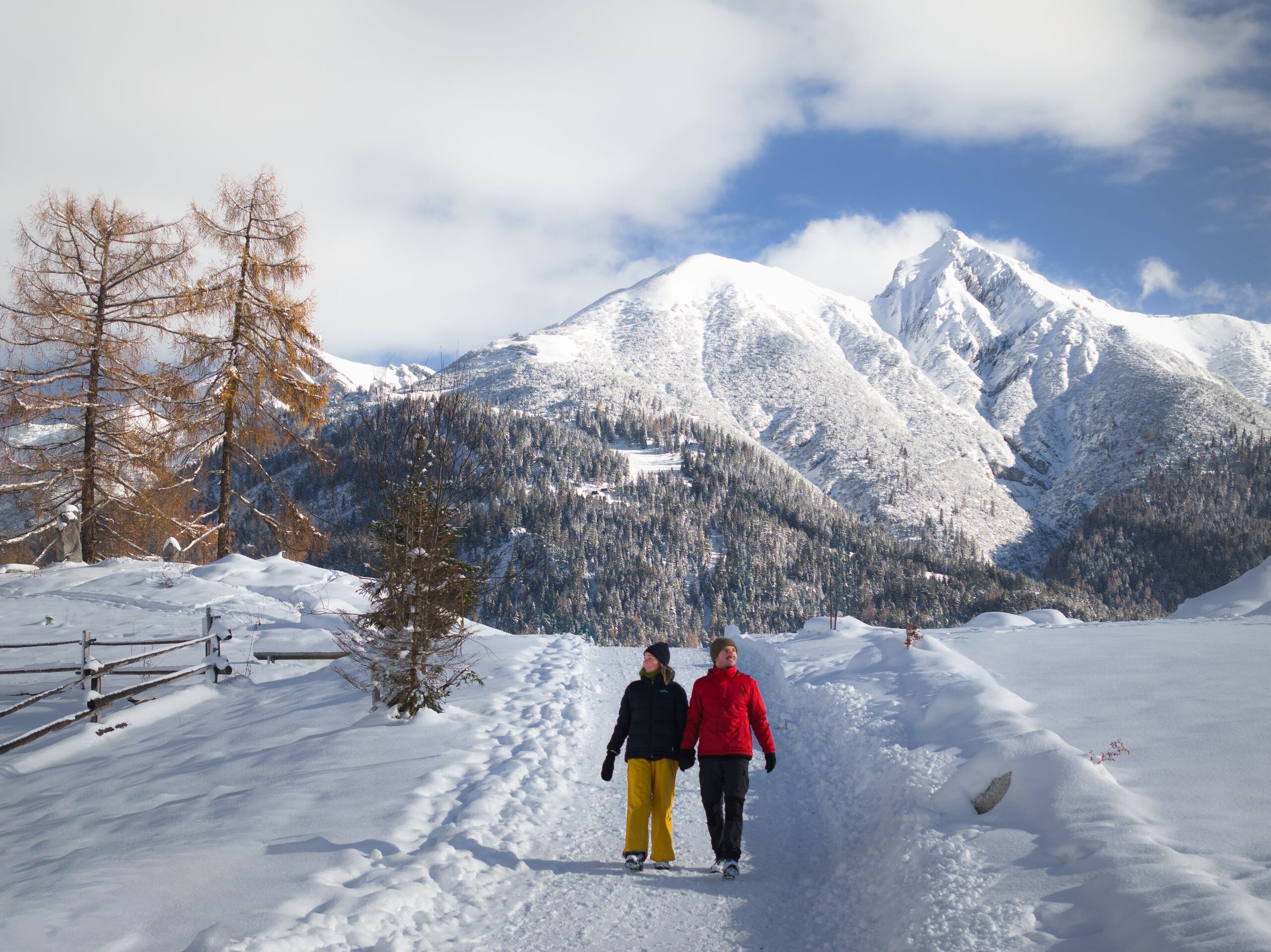 Paar auf präpariertem Winterwanderweg bei Seefeld