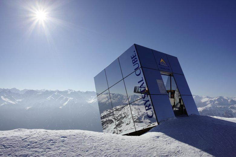 Im Crystal Cube kann&nbsp;man nicht nur das Essen genie&szlig;en, sondern auch einen&nbsp;360-Grad-Rundumblick auf das Bergpanorama der Tiroler Alpen., © Serfaus-Fiss-Ladis Marketing GmbH - Foto Müller