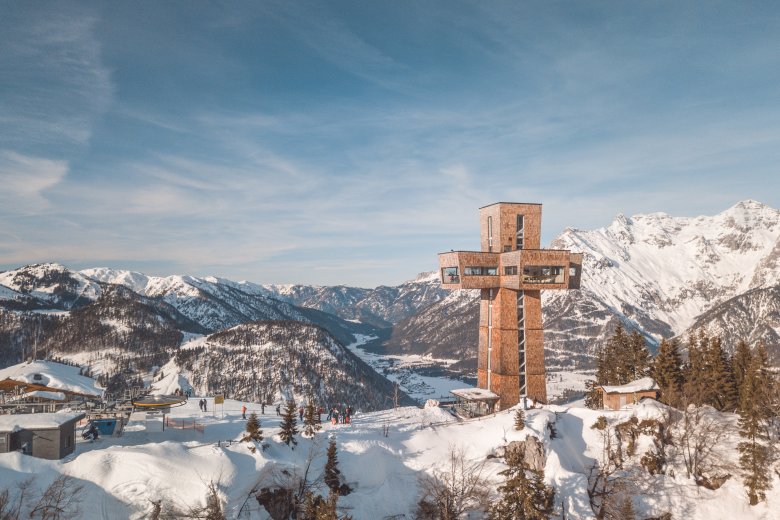 In Skischuhen eine Vernissage besuchen kann man nur hier. Einen Ausblick soweit der Himmel reicht gibt&#39;s oben drauf., © TVB Pillerseetal - OFP Kommunikation 