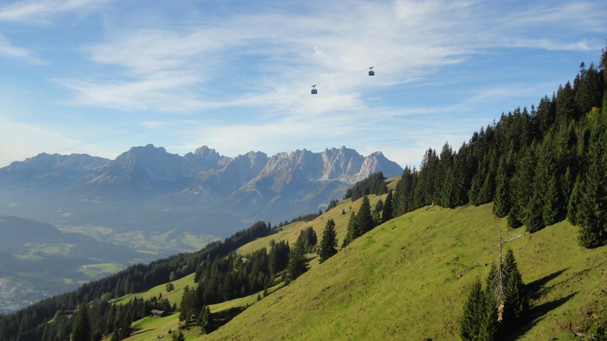 Wer sich die 2.962 Meter hohe Zugspitze nicht selbst erarbeiten kann oder will, vertraut sich der Ehrwalder Zugspitzbahn an, die ihn bequem und innerhalb kürzester Zeit auf den Gipfel bringt., © Tirol Werbung/vivalpin