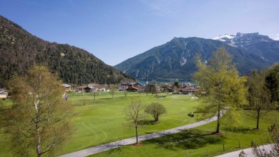 Blick zum Golfplatz und See vom Hotel Enzian aus, © Hotel Enzian