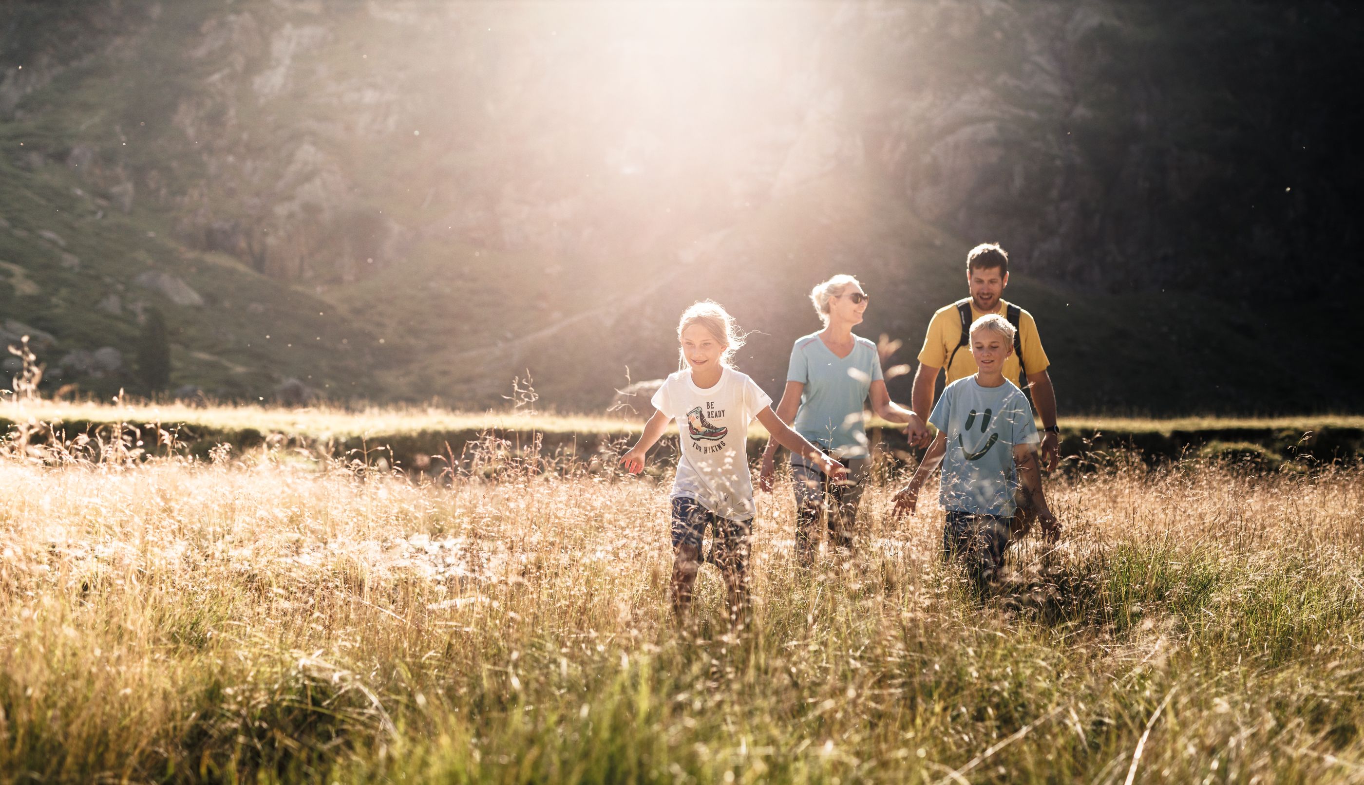 Familie auf Bergwiese