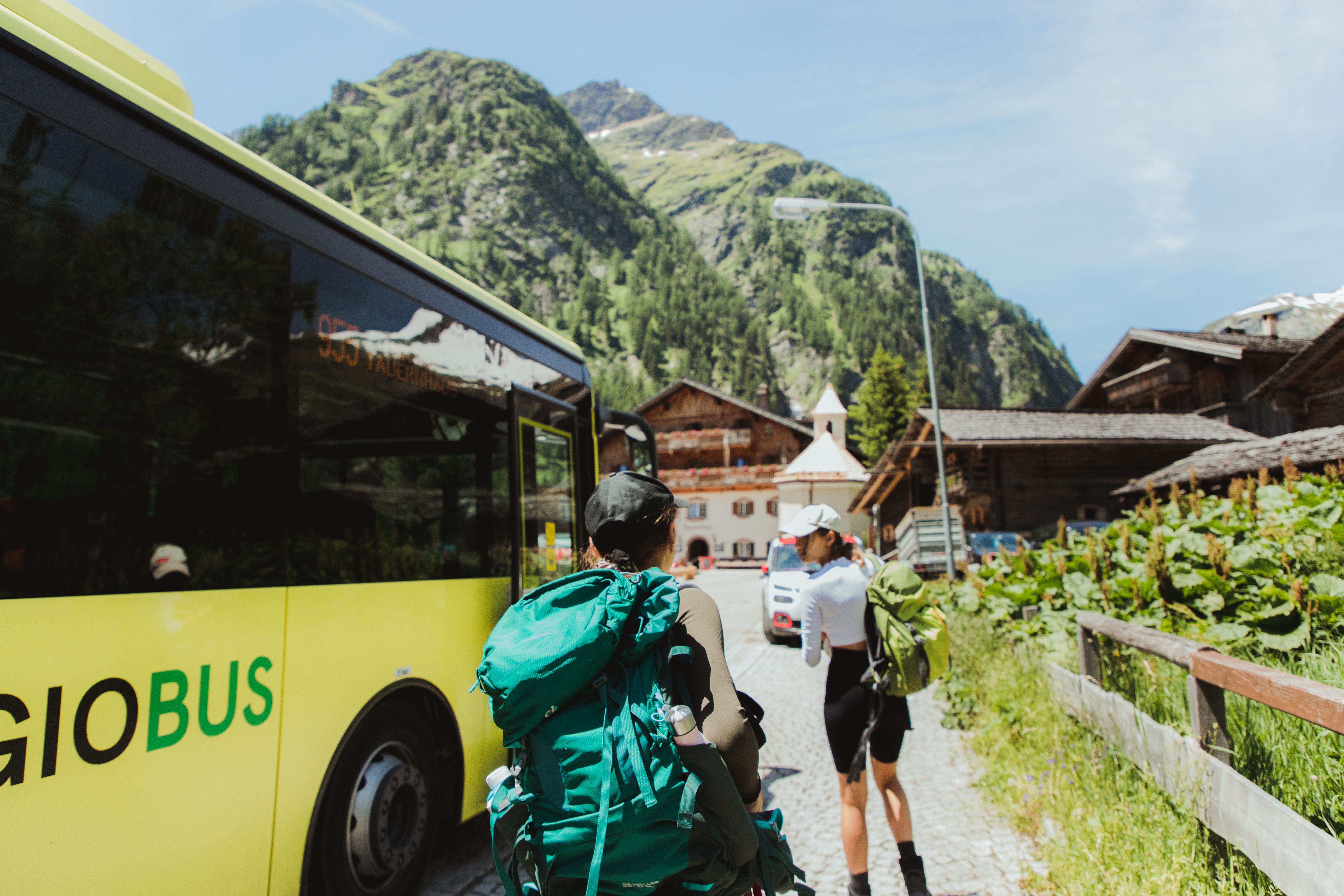 Linienbus im Gschlösstal in Osttirol, Personen starten eine Wanderung nach Öffi-Anreise