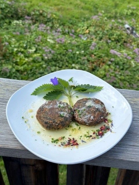 Brennnesselknödel angerichtet auf der Geraer Hütte