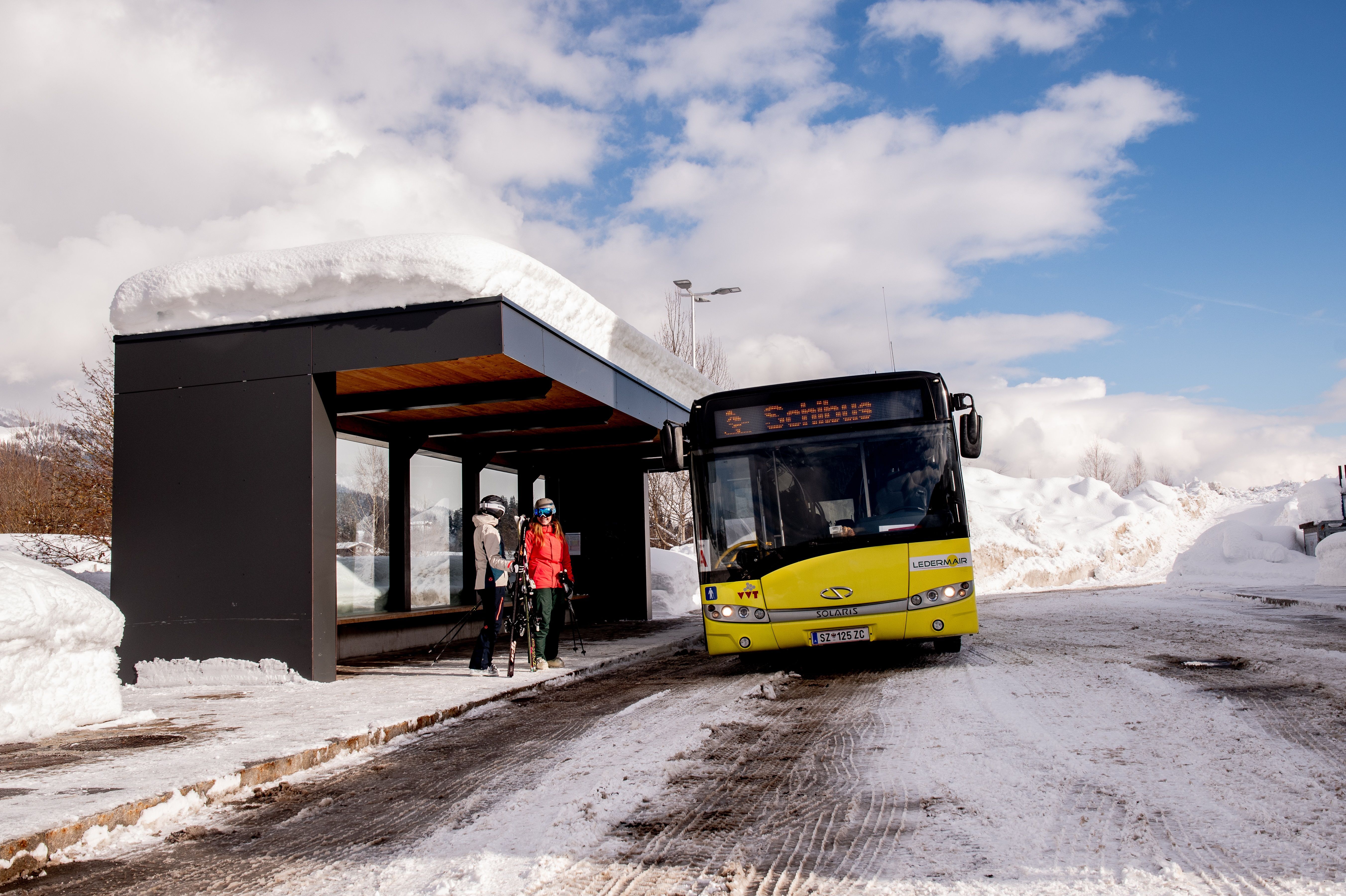 Skibus im Winter an einer Haltestelle in der Region Wilder Kaiser