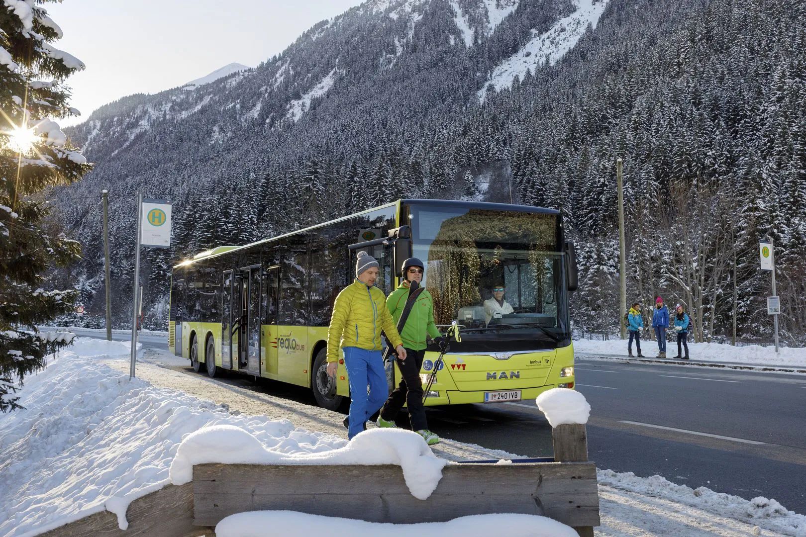Regiobus an einer Haltestelle in der Region St. Johann