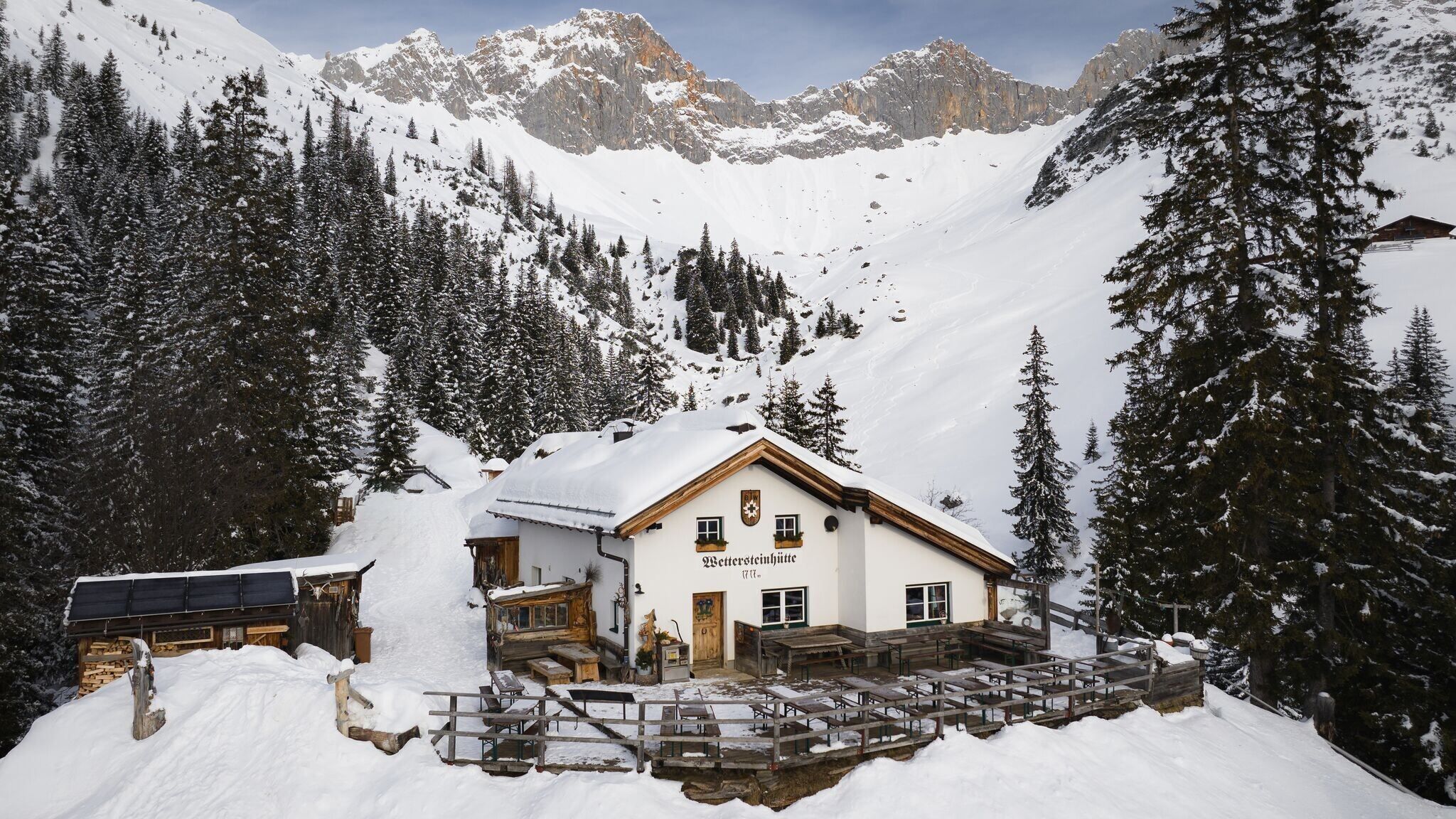 Wettersteinhütte im verschneiten Wettersteingebirge, Winterweitwanderweg Seefeld